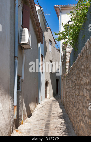 La città di Krk medioevale strada stretta. Isola di Krk, Croazia. Foto Stock