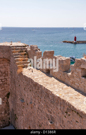 Le pareti dei Frankopan (Kamplin) castello costruito nel corso di questi cinque secoli quando la Repubblica di Venezia governò la città di Krk, Croazia. Foto Stock