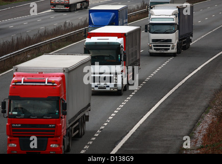 Carrelli che si muovono lungo l'autostrada M20 nel Kent, Inghilterra Foto Stock