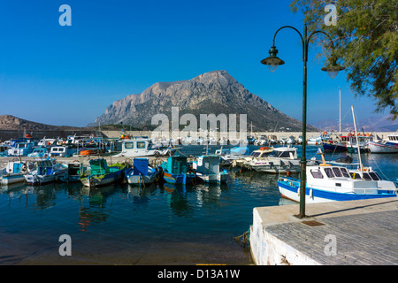 Isola di Telendos visto da Kalymos, Grecia, porto con piccole imbarcazioni Foto Stock