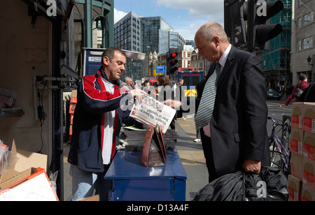 Londra, Regno Unito, un Zeitungsverkaeufer Evening Standard Foto Stock