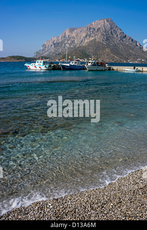 Isola di Telendos visto da Kalymos, Grecia, spiaggia ghiaiosa Foto Stock