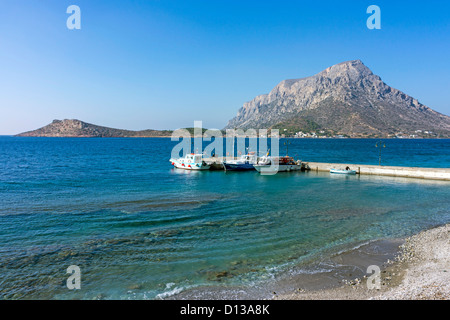 Isola di Telendos visto da Kalymos, Grecia, barche Foto Stock