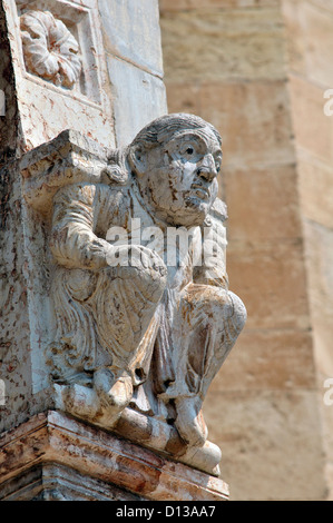 L'Italia, Veneto, Verona, Santa Maria Matricorale cattedrale, statua facciata Foto Stock