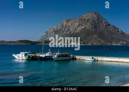 Isola di Telendos visto da Kalymos, Grecia, con blu e bianco barche Foto Stock