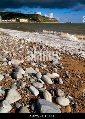 Vista lungo la spiaggia di Llandudno Conwy in Galles del Nord Regno Unito guardando verso il Great Orme con cielo tempestoso sopra Foto Stock