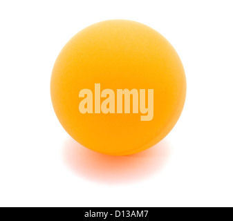 Tennis da tavolo sfera arancione isolato su bianco Foto Stock