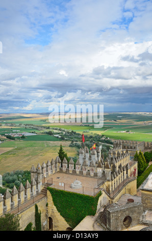 Almodovar castello rispetto alla verde vallata del fiume Guadalquivir Foto Stock