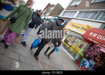 Il 6 dicembre 2012. Londra REGNO UNITO . Il cancelliere dello scacchiere britannico è stato costretto ad ammettere che l'economia del Regno Unito si restringerà ulteriormente durante il suo autunno dichiarazione di bilancio al Parlamento europeo e una ripresa economica richiederà più tempo del previsto Foto Stock