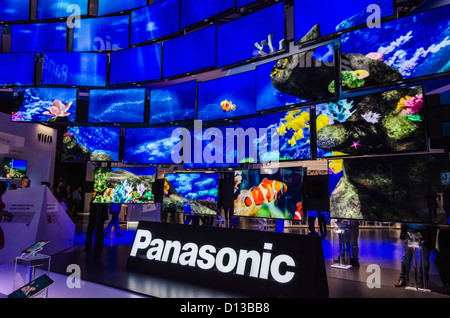 IFA - International Consumer Electronics Fair di Berlino, Germania - Stand di Panasonic che mostra una parete di TV a schermo piatto Foto Stock