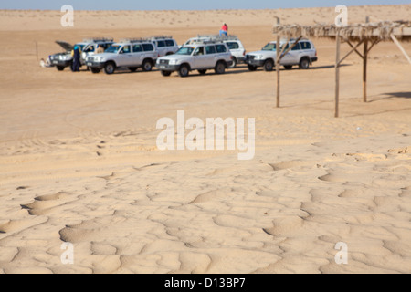 Off-road vetture a fermarsi nel deserto del Sahara, Tunisia, Africa. I veicoli non a fuoco Foto Stock