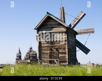 Kizhi museo a cielo aperto sull isola nel Lago Onega in Russia qui il mulino a vento di legno con pogost chiese dietro Foto Stock