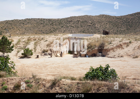 Cortile in roccia. Un sotterraneo casa di troglodytes nel villaggio tunisino Matmata, Tunisia. Foto Stock