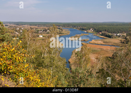 Il fiume da Ros Mar'in scogliera in caduta. L'Ucraina centrale. Foto Stock