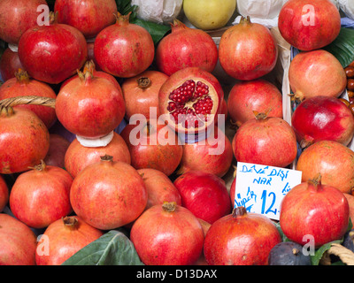 Melograno ,Punica granatum, frutta in vendita in un mercato in Istanbul Turchia Foto Stock