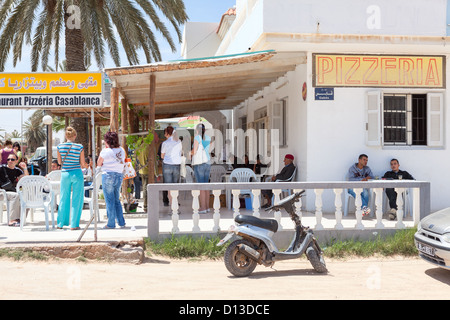 Strada cafe con una terrazza esterna per i visitatori, Tunisia, Africa Foto Stock