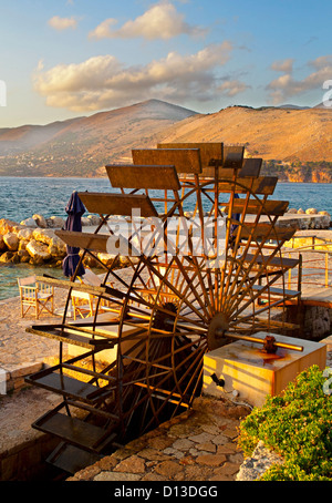 Mulino ad acqua tradizionale presso le doline su Lassi area dell'isola di Cefalonia in Grecia Foto Stock