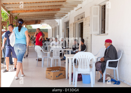 Strada cafe con vacanzieri durante la siesta uomini, Tunisia, Africa Foto Stock