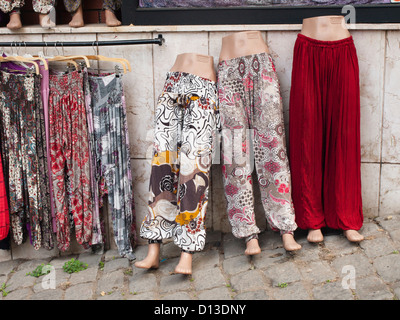 Womens harem pantaloni su manichini in un negozio per i turisti in Istanbul Turchia Foto Stock