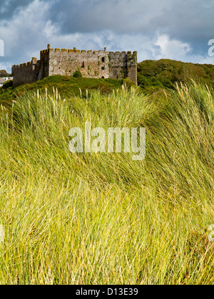 Manorbier Castle un castello normanno sulla costa gallese vicino Tenby in Pembrokeshire costruito da William de Barri nella dodicesima secolo Foto Stock