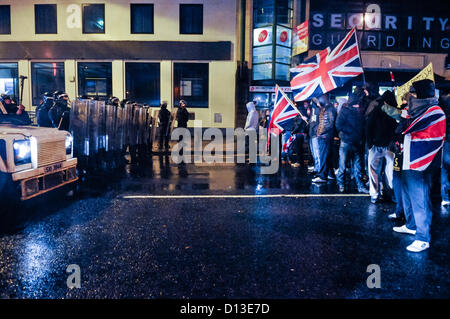 Il 6 dicembre 2012, Newtownabbey, Irlanda del Nord. PSNI ufficiali in tenuta da sommossa affrontare circa 150 manifestanti bloccano la strada principale che attraversa Glengormley. Lealisti in varie parti dell'Irlanda del Nord stadio una terza notte di proteste contro la bandiera dell'Unione di essere rimosso dal Municipio di Belfast. Foto Stock