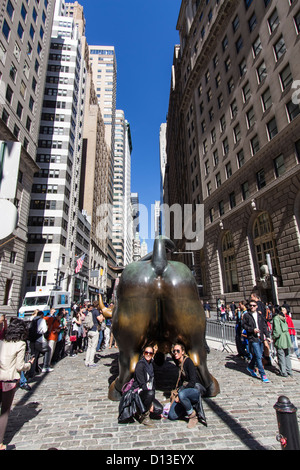 I turisti alla bolla di Wall Street, il quartiere finanziario di New York City, Stati Uniti d'America Foto Stock