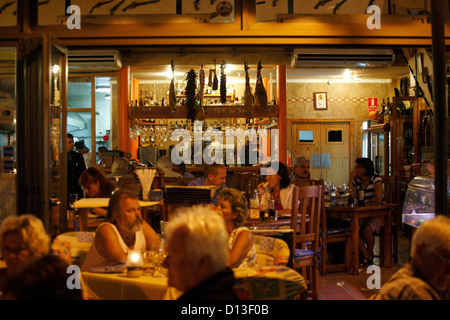 Port d'Alcudia, Mallorca, Spagna, gli ospiti possono sedersi in un bar Foto Stock