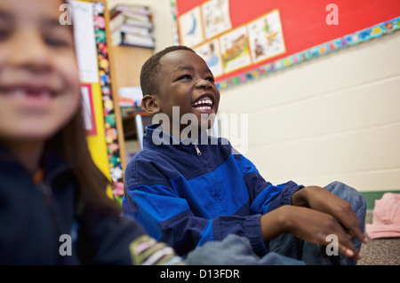 Multi-Ethnic canadese di nuovo i bambini in una scuola di ESL; Guelph Ontario Canada Foto Stock