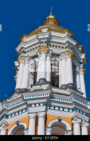 Parte superiore del grande campanile di Pechersk Lavra monastero a Kiev in Ucraina. Costruito in 1731-1745. Patrimonio mondiale dell'UNESCO. Foto Stock