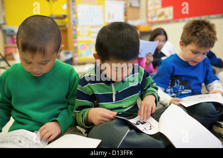 Multi-Ethnic canadese di nuovo i bambini in una scuola di ESL; Guelph Ontario Canada Foto Stock