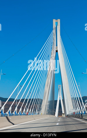 Ponte strallato della città di Patrasso in Grecia. Chiamato anche ponte Rio-Antirrio. Foto Stock