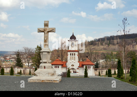 Il campanile e le porte del monastero ortodosso Curchi, Repubblica di Moldavia. Foto Stock