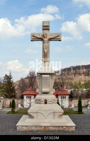 Crocifisso di pietra nel monastero ortodosso Curchi, Repubblica di Moldavia. Foto Stock