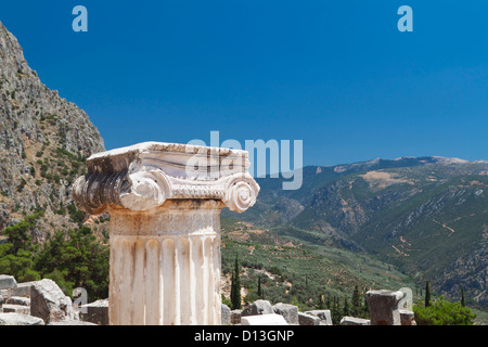 Unico ordine ionico capitale a Delphi sito archeologico in Grecia Foto Stock