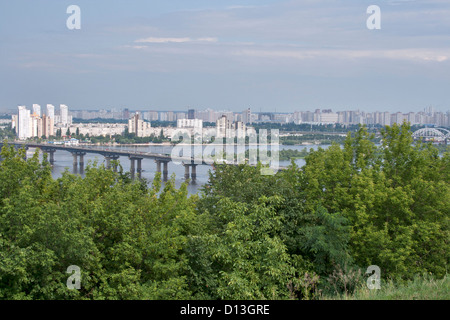 Kiev cityscape con Paton ponte sul fiume Dnipro Foto Stock