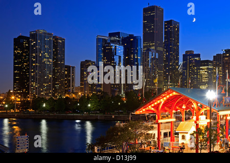 Quarto di luna su skyline dal Navy Pier, Chicago, Illinois USA Foto Stock