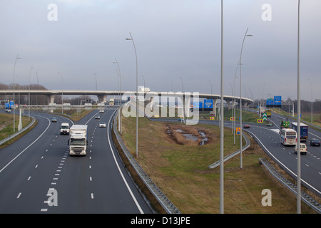 Traffico in autostrada A67 passando Eindhoven nei Paesi Bassi Foto Stock