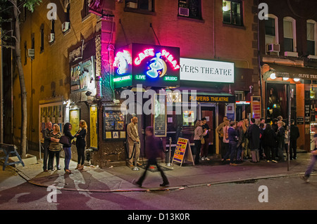 Greenwich Village, Thompsen street, vita notturna, bar, cafe Wha , musica dal vivo, street, NYC Foto Stock