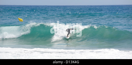 L'uomo surf su santa tomas beach spagna isole baleari Foto Stock