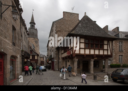 Strada dell'Orologio (Rue de l'Horloge) Dinan, Bretagna, Francia Foto Stock