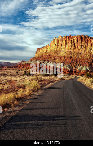 Luce della Sera bagna i multi-tinte di strati di formazioni di arenaria lungo la Scenic Drive in Utah Capitol Reef National Park. Foto Stock