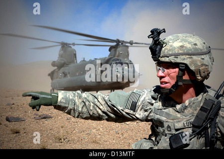 US Army soldier conduce a controllare il suo compagni soldati prima di salire a bordo di un CH-47 Chinook Ottobre 12, 2009 in provincia di Logar, Afghanistan. Foto Stock