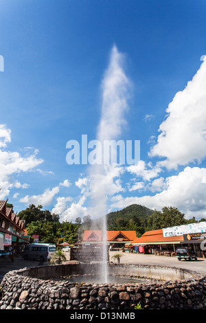 Primavera calda a Mae Khajan spa termale vicino a Chiang Rai nel nord della Thailandia con cielo blu e nuvole bianche Foto Stock