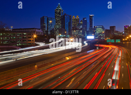 La I-85 highway e Midtown Atlanta di notte Foto Stock