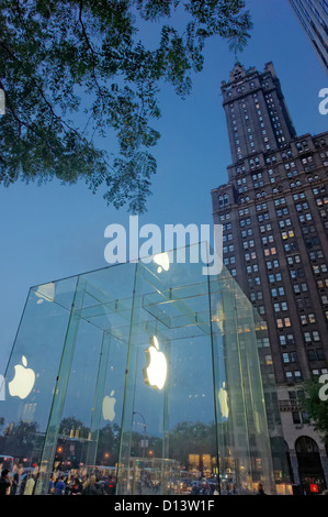 Apple Store Fifth Avenue, Manhattan, New York City, Stati Uniti d'America Foto Stock