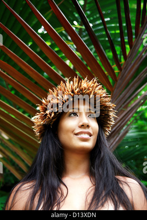 Hawaii, Oahu, primo piano di un locale femmina hawaiano che indossa un Haku sorridente Foto Stock