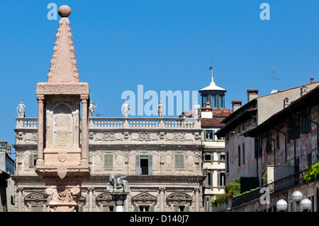 L'Italia, Veneto, Verona, Piazza Piazza delle Erbe, Statua di alato leone veneziano Foto Stock