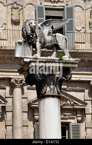 L'Italia, Veneto, Verona, Piazza Erbe, la colonna del leone alato Foto Stock