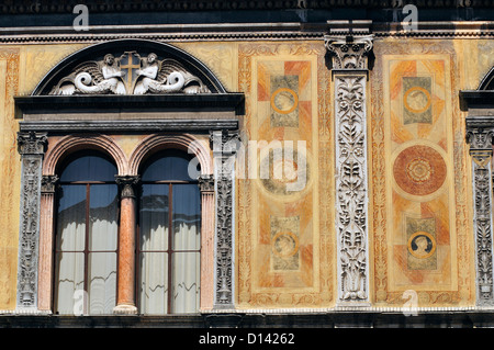 L'Italia, Veneto, Verona, Piazza dei Signori e Piazza della Loggia del Consiglio Palace, facciata Finestra Foto Stock