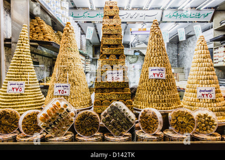 Il baklava ed altri dolci siriano su una finestra shop di Damasco, Siria Foto Stock